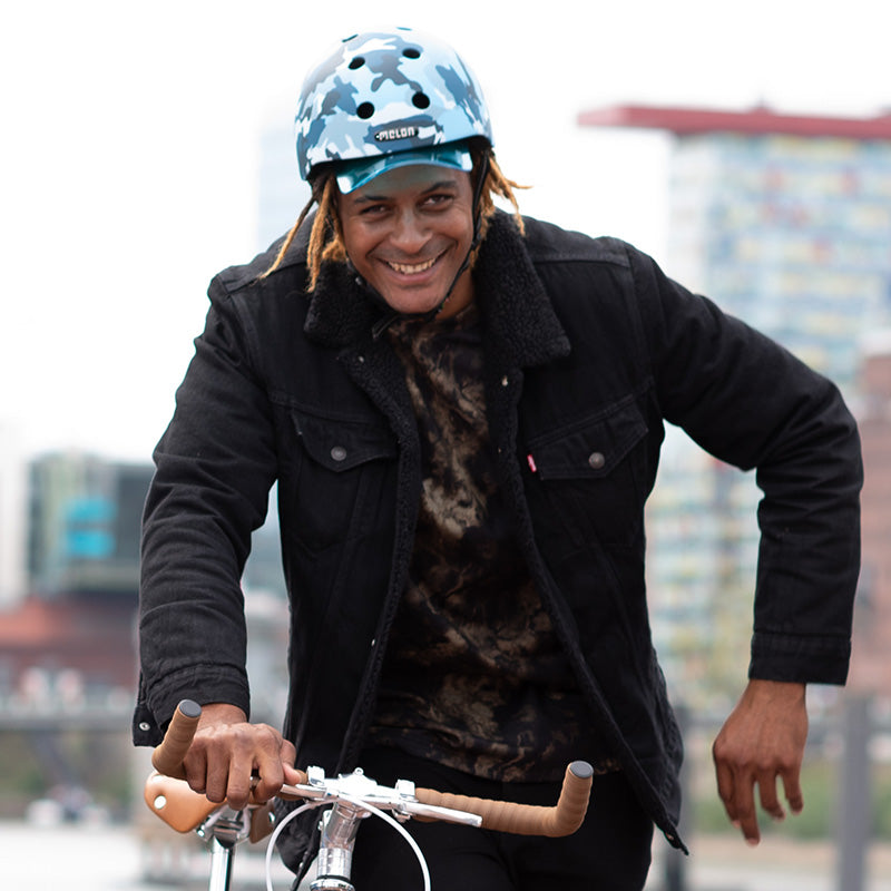 Man wearing a Melon Urban Active "Camouflage Blue" with a blue visor in Düsseldorf