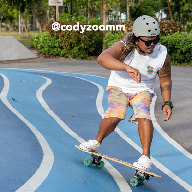 Man riding his Skateboard in a Skatepark while wearing a grey Melon New York Helmet